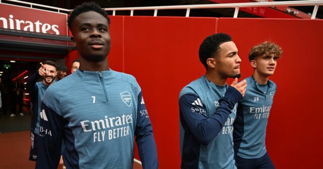 Bukayo Saka hovorí, že sa nevidí ako vzor pre spoluhráčov z Arsenalu Ethan Nwaneri a Max Dowman 