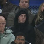 Cole Palmer z Chelsea to sleduje z tribúny