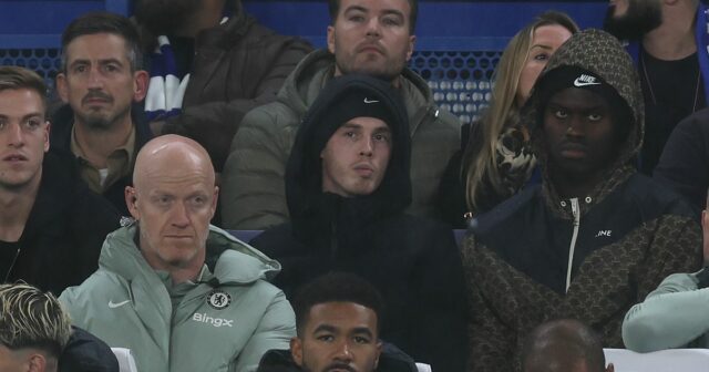 Správy o zranení Colea Palmera: Tréner Chelsea Enzo Maresca poskytuje   Cole Palmer z Chelsea to sleduje z tribúny