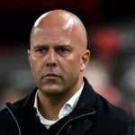 Holandský manažér Liverpoolu Arne Slot sleduje