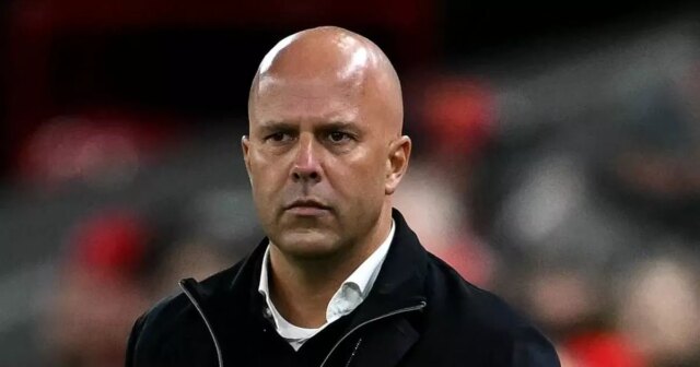 Správy z Liverpoolu: Arne Slot prepúšťa jasný postoj, keď sa Holandský manažér Liverpoolu Arne Slot sleduje