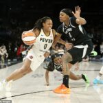 Indiana Fever Guard Kelsey Mitchell (0) vľavo hra 5 semifinále WNBA so zranením nohy