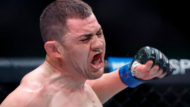 Steve Garcia drží knockdown dokument Steve Garcia drží knockdown dokument