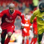 El-Hadji Diouf súťaží o loptu s Charltonom Chrisom Powellom