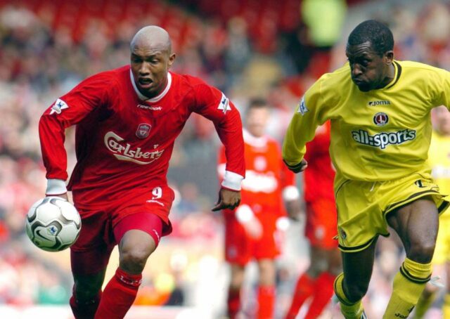 El-Hadji Diouf súťaží o loptu s Charltonom Chrisom Powellom