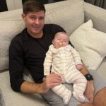 Steven Gerrard bol v službe starého otca, dcéra Lilly-Ella privítala v júli svoje prvé dieťa - dievčatko.