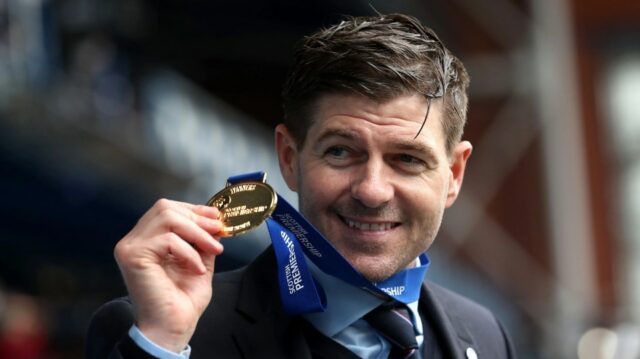 Steven Gerrard oslavuje víťazný titul s Rangers