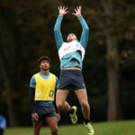 Anglický krajný obranca Freddie Steward stúpa vysoko, pretože Noah Caluori, ktorý tento týždeň hral úlohu Aussie Josepha Suaaliiho na tréningu, sledoval