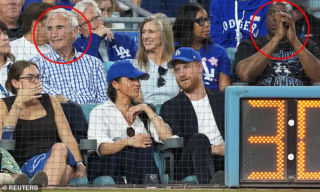 Stúpenci LA Dodgers nahnevaní, keď Harry a Meghan dostávajú cisársku Princ Harry a Meghan Markle sedeli pred Sandy Koufax, zakrúžkovali vľavo a Magic Johnson, zakrúžkovali vpravo