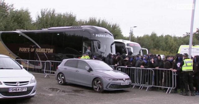 Stúpenci Rangers bránia skupinovému autobusu v nahnevanej námietke, keď hráči nechali uviaznutí v priechode | Futbal | Športová aktivita 

