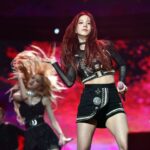 Jisoo v Paríži Fashion Week 2023 (Obrázok Via Victor Boyko/Getty Images)