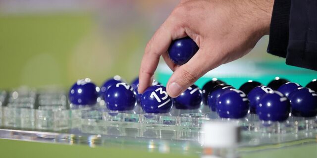 Štvrťfinálový žreb Carabao Mug NAŽIVO: Skupiny Premier Organization sú pripravené Štvrťfinálový žreb Carabao Mug NAŽIVO: Skupiny Premier Organization sú pripravené odhaliť svoj osud pre nasledujúce kolo