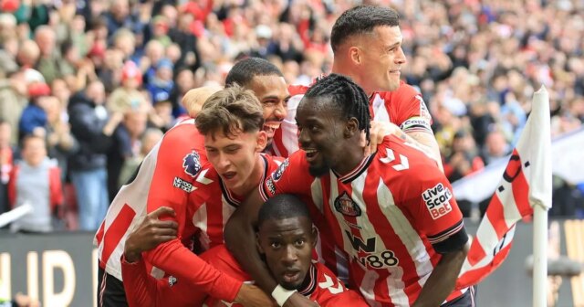 Zázračný chlapec zo Sunderlandu Chris Rigg (v strede) zamlčoval akékoľvek reči o Black Cats zameraných na európsky futbal.