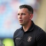 Mesto Luton vyhodilo Matta Bloomfielda s klubom ležiacim na 11. mieste v lige One