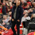 Arne Slot, manažér Liverpoolu, vyzerá skľúčene
