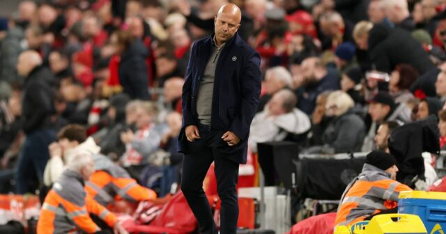 Arne Slot, manažér Liverpoolu, vyzerá skľúčene