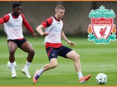 Target Liverpoolu sa neprestane január Adam Wharton oslavuje trofej komunity Shield Trophy