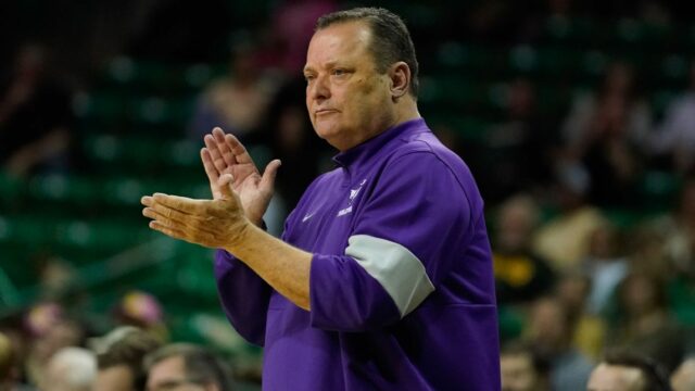 Tarleton State Train Billy Gillispie mimo služby uprostred otázok 

