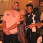 Travis Kelce a Taylor Swift na obrázku v jeho reštaurácii Kansas City v nedeľu večer