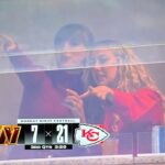 Taylor Swift a priateľka Brittany Mahomes oslavovali historický touchdown Travisa Kelceho v Chiefs