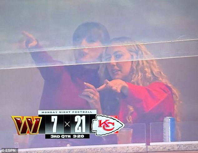 Taylor Swift vkĺzne priamo do ďalšej videohry Chiefs, aby videla Taylor Swift a priateľka Brittany Mahomes oslavovali historický touchdown Travisa Kelceho v Chiefs