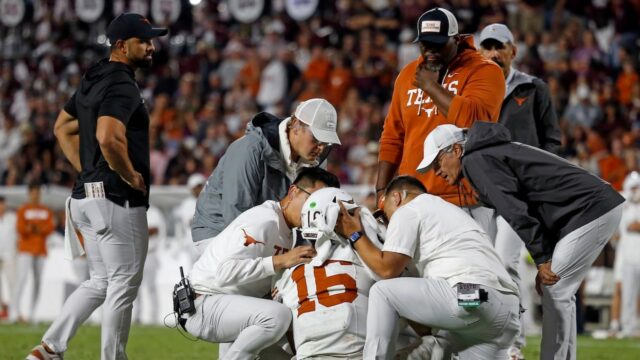 Texas QB Arc Manning zranený, keď Longhorns porazil štát Mississippi Texas QB Arc Manning zranený, keď Longhorns porazil štát Mississippi v OT