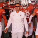 Hlavný tréner Texas Longhorns Steve Sarkisian má údajne záujem o prestup do NFL