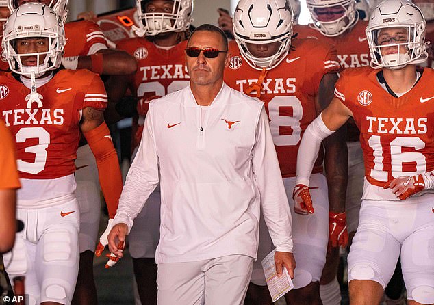 Texaský vlak Steve Sarkisian „túži po presťahovaní NFL s Tennessee Hlavný tréner Texas Longhorns Steve Sarkisian má údajne záujem o prestup do NFL
