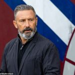 Derek McInnes môže očakávať nepriateľské prijatie, keď sa dnes večer zaskáče v Rugby Parku