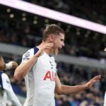 Thomas Frank dvíha ruky, zatiaľ čo sa pozerá