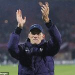 Thomas Tuchel tlieska anglickým fanúšikom, ktorí ho dráždili počas zápasu s Lotyšskom