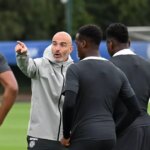 Enzo Maresca hovorí so svojimi hráčmi