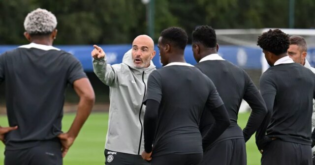 To, čo Enzo Maresca informoval hráčov Chelsea na skupinovej konferencii Enzo Maresca hovorí so svojimi hráčmi