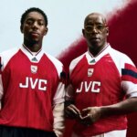 Myles Lewis-Skelly a Ian Wright v drese domáceho Arsenalu 92/94.