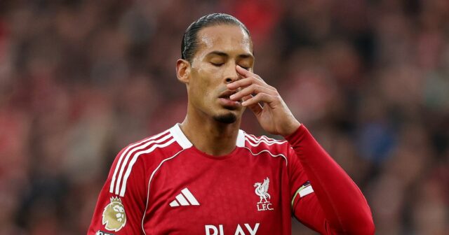 Obranca Liverpoolu Virgil van Dijk v akcii proti Manchestru United