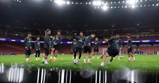Hráči Atlética de Madrid počas tréningu na Emirates Stadium