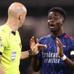 Rozhodca Anthony Taylor a Bukayo Saka počas zápasu Premier League medzi Fulhamom a Arsenalom v Craven Cottage.