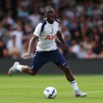 Yves Bissouma Dribls s loptou počas Tottenhamovho predsezónnej priateľskej proti Luton Town