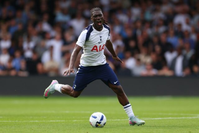 Yves Bissouma Dribls s loptou počas Tottenhamovho predsezónnej priateľskej proti Luton Town