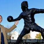 Futbalová legenda Pat Jennings so svojou sochou
