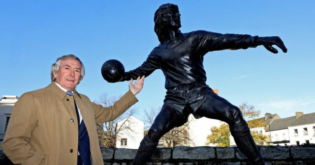Futbalová legenda Pat Jennings so svojou sochou