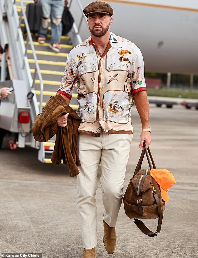 Travis Kelce Rocks Excentric odev na 36. narodeninovú oslavu, keď Travis Kelce bol videný hojdať bizarné tričko po príchode do Jacksonville k jeho 36. narodeninám