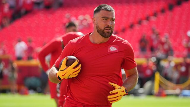 Travis Kelce zabuchne AJ Brown za výbuch uprostred neporazeného začiatku Eagles 

