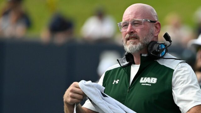 Trent Dilfer, komponent UAB znamená 


