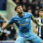 Nick Pope v utorok pri víťazstve Newcastlu 3:0 nad Benficou rozpútal štýl rozohrávača Super Bowlu.