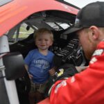 Tyler Reddick so svojou manželkou Alexou a synom Beauom na Michigan International Speedway. Zdroj: Getty