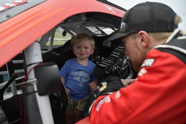 Tyler Reddick so svojou manželkou Alexou a synom Beauom na Michigan International Speedway. Zdroj: Getty