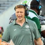 UAB, inštruktor Alex Mortensen zdesený číslo 22 Memphis