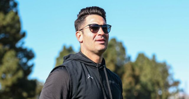 UCLA uráža organizátora Tino Sunseri odchádza zo skupiny 

