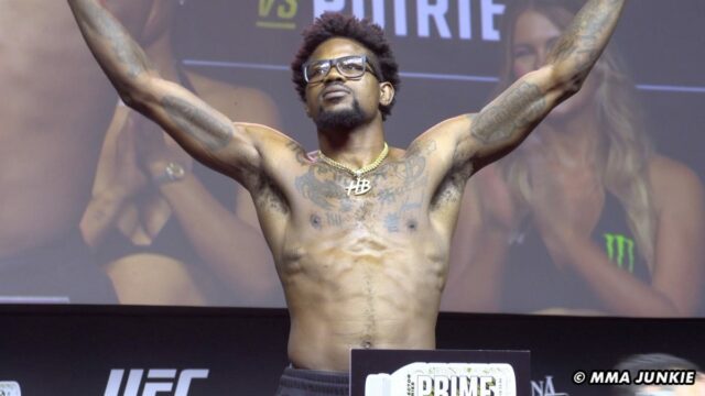 UFC Vancouver rituálne váženie, videoklip z živého vysielania posledných súbojov 

